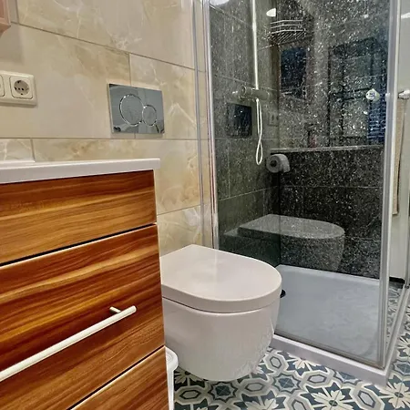 Steinhaus Im Zentrum, 50 M Zum Apartman